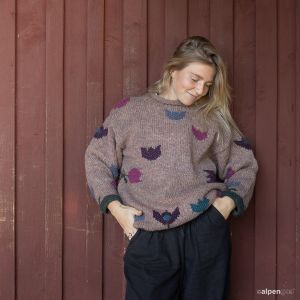 Wollpullover mit Tulpenmotiv Lila Tragebeispiel